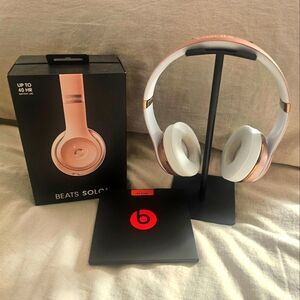 Beats Solo3 On-Ear Wireless Headphones- Rose gold
